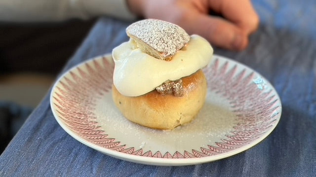 Semlor med rostad mandelmassa