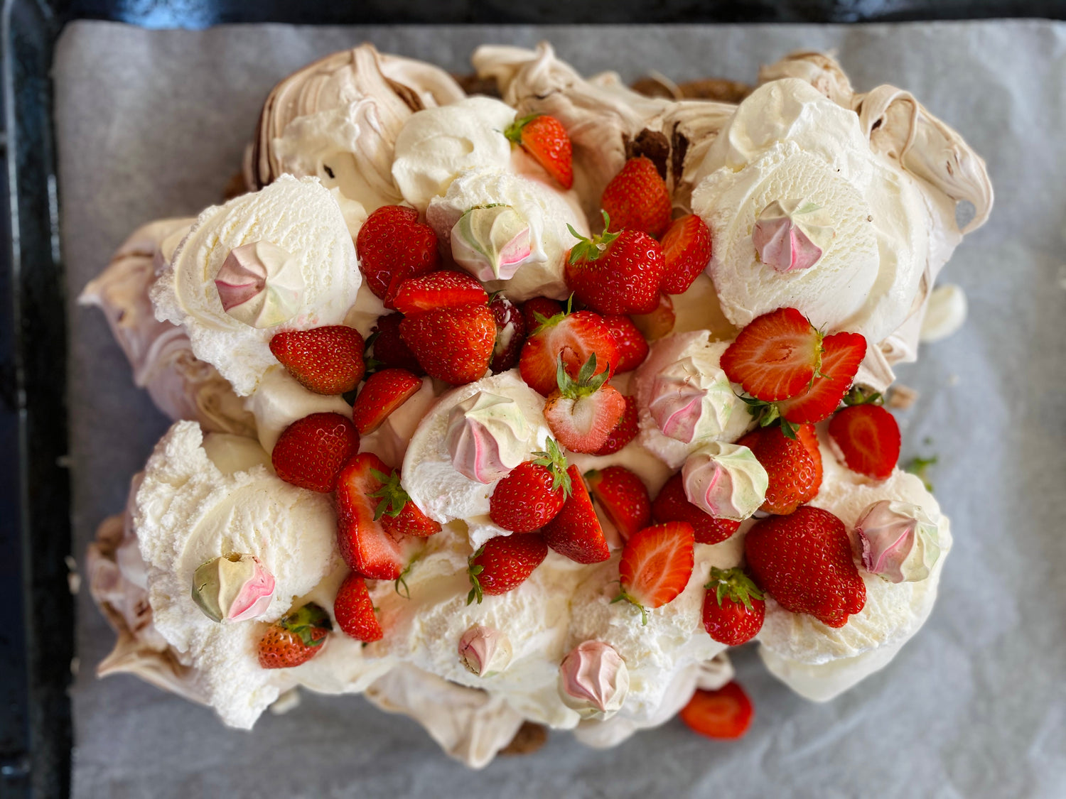 Italiensk maräng med jordgubbar