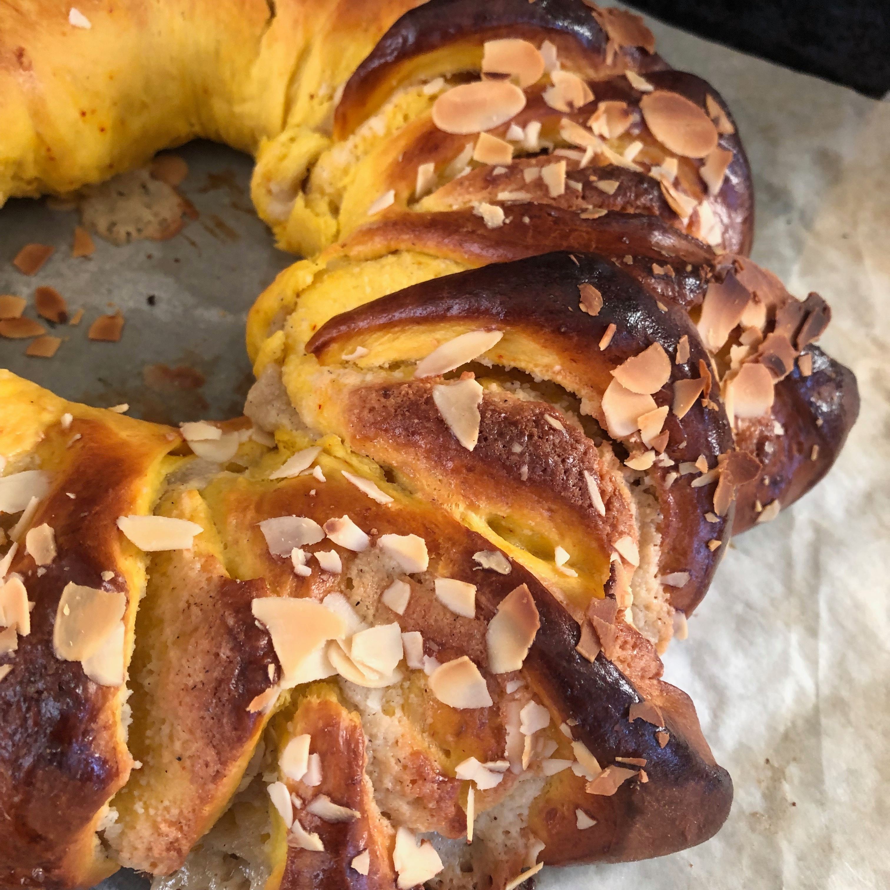 Saffransbröd med mandelsmassa