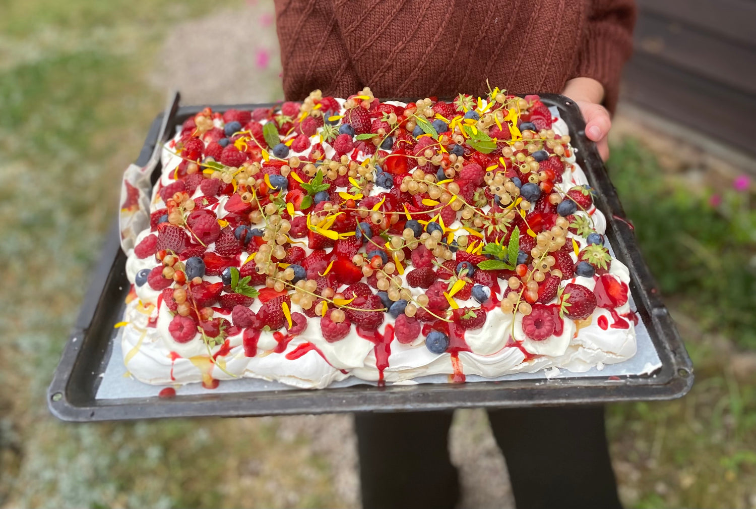 Pavlova med sommarens bär