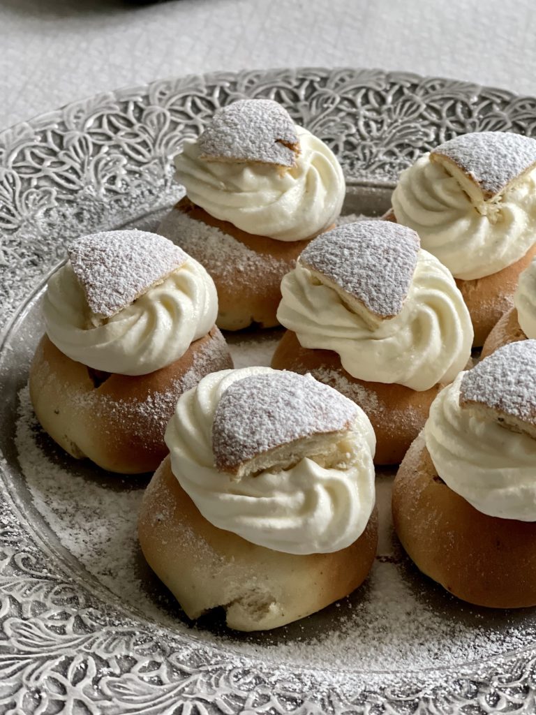 Semlor med rostad mandelmassa